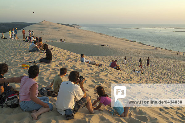 Tourists on the Dune du Pyla at sunset  Arcachon  DÈpartement Gironde  Aquitaine  France  Europe