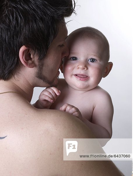 Ein Vater hält seinen Sohn auf dem Arm