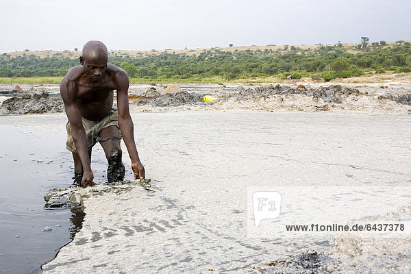 Salt worker on Lake Kasenyi  Queen Elizabeth National Park  Kasenyi  Uganda  Africa