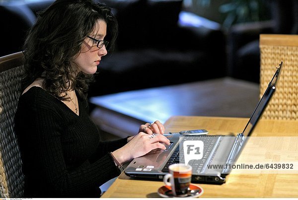 Junge Frau am Laptop
