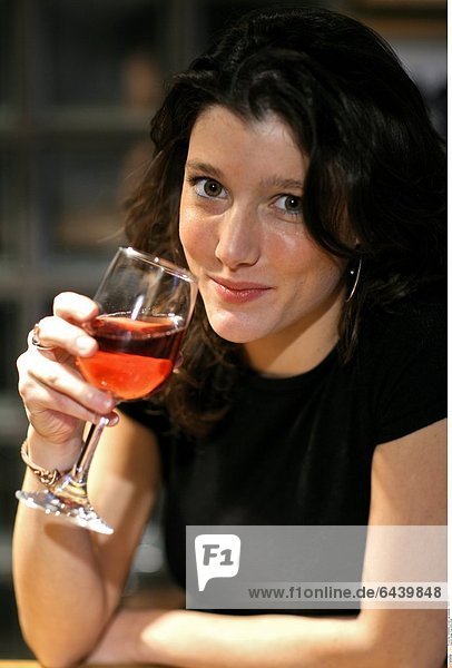 Junge Frau trinkt Wein