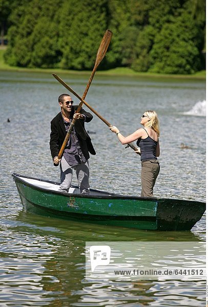 Paar auf einem See
