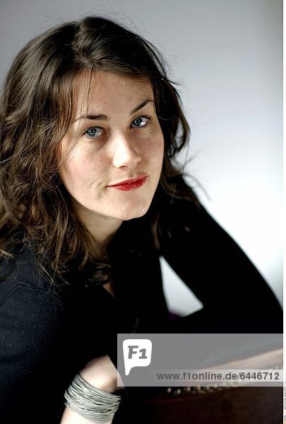 Portrait eines Teenagermädchens mit charmantem Lächeln