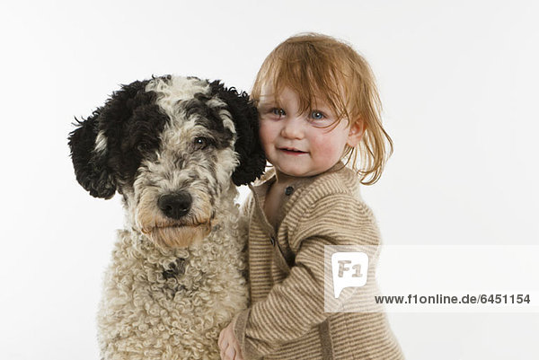 Ein kleines Mädchen mit einem Hund