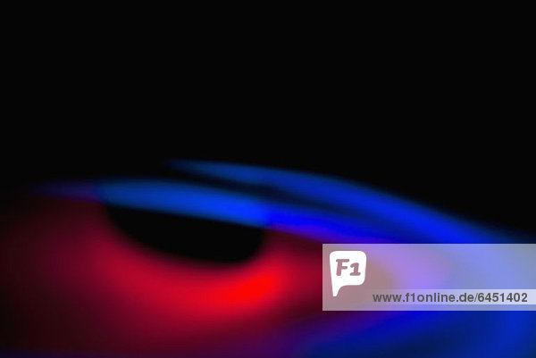 Abstrakte Muster aus blauem und rotem Licht auf schwarzem Hintergrund