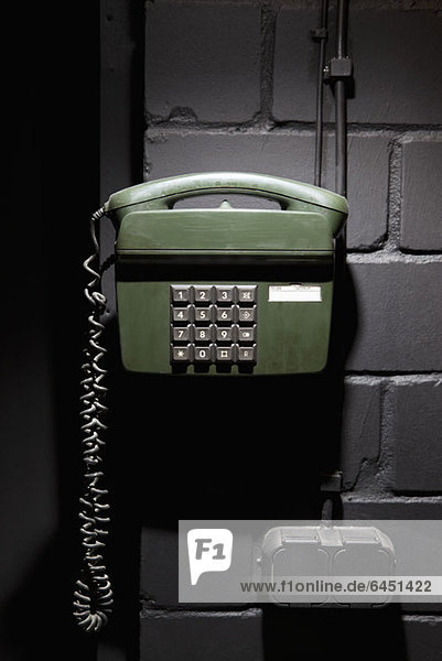 Ein altmodisches Telefon an der Wand