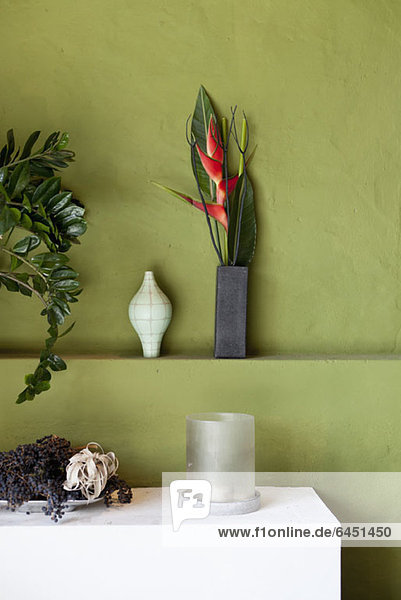 Detailansicht von Blumen  Vasen  Pflanzen und anderen Interieurobjekten