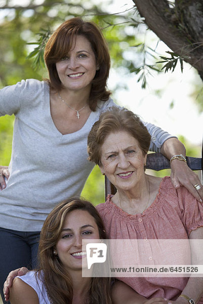 Porträt einer Frau mit Tochter und Enkelin