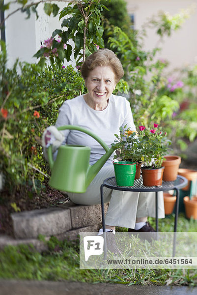 Eine ältere Frau bei der Gartenarbeit