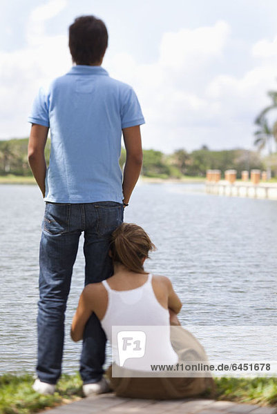 Ein junges Paar entspannt am See