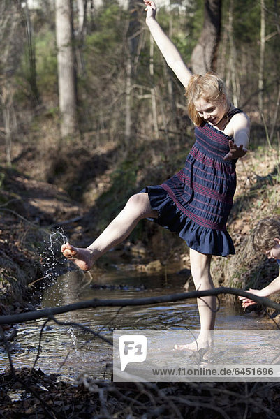 Mädchen tritt ihre Füße durchs Wasser in Mooresville  North Carolina  USA