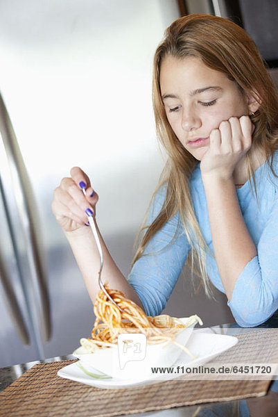 Mädchen unzufrieden mit ihrem Spaghetti-Essen