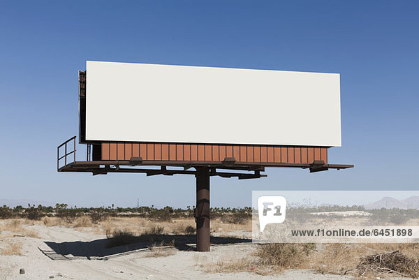 Eine leere Reklametafel in einer Wüste
