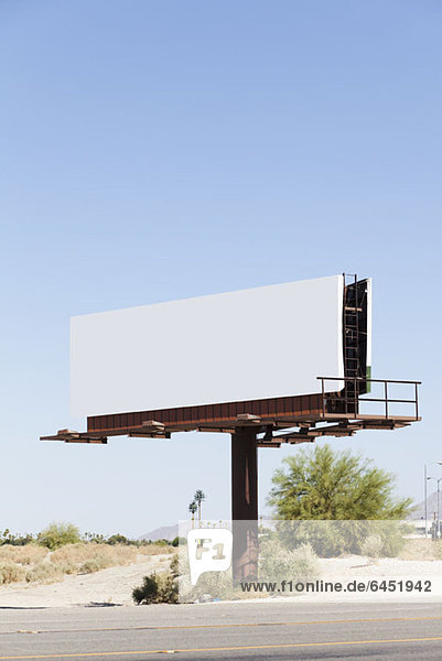 Eine leere Reklametafel an einer Autobahn