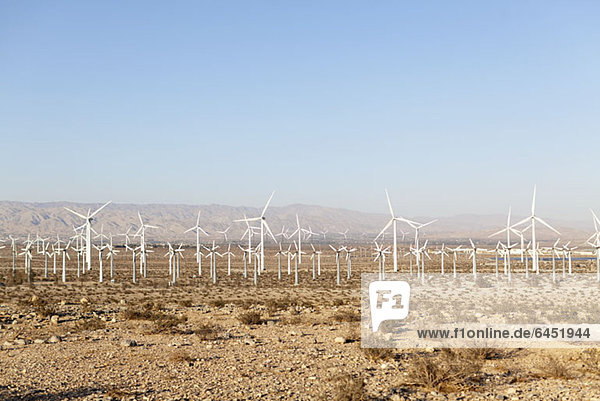 Windkraftanlagen in einer Wüstenlandschaft