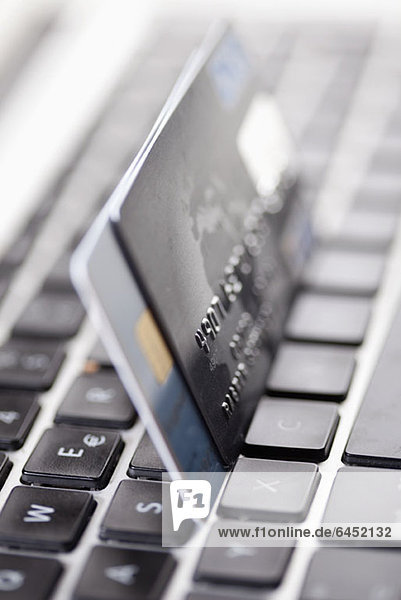 Zwei Kreditkarten ausgeglichen auf einer Laptop-Tastatur  Nahaufnahme