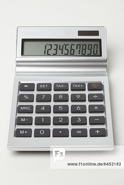 Ein Taschenrechner mit einer großen Zahl auf der Digitalanzeige