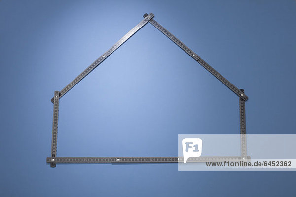 Ein in Form eines Hauses angeordnetes Zollstocklineal