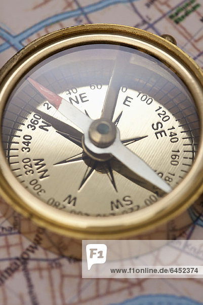 Ein Kompass auf einer Straßenkarte  Fokus auf Kompass