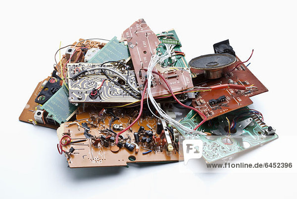 Ein Haufen zertrümmerter Computerteile
