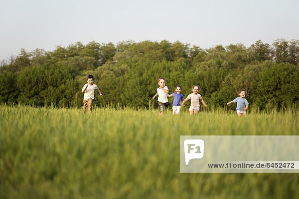 Kinder beim Laufen auf dem Feld