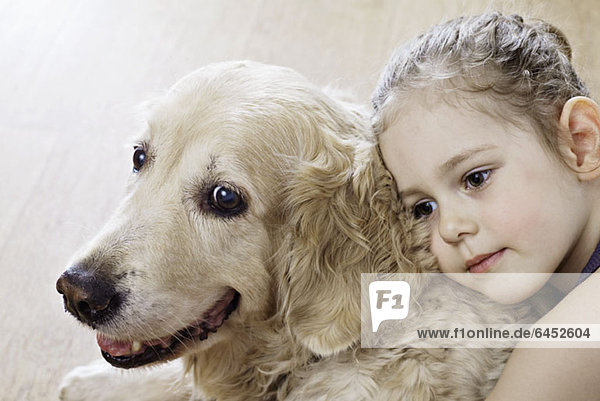Nahaufnahme eines jungen Mädchens beim Umarmen eines Hundes