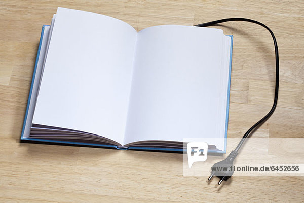 Ein Hardcover-Buch mit einem elektrischen Stecker.