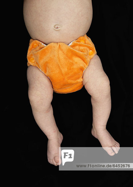 Baby in oranger Windel