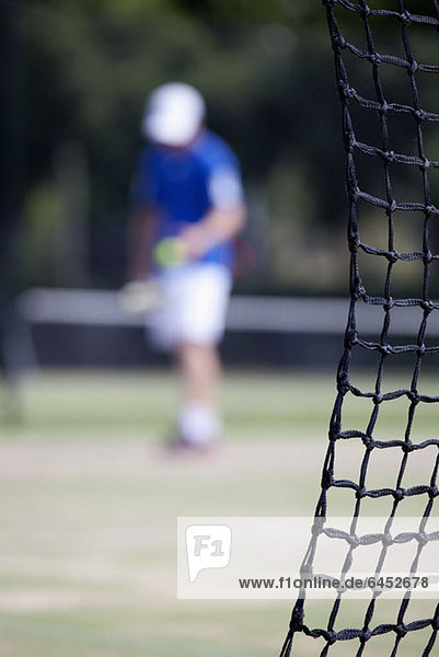 Tennisnetz und Spieler
