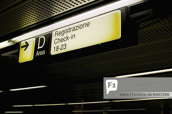 Italienisches Check-in-Schild am Flughafen