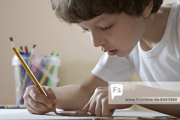 Jungenzeichnung mit Bleistift