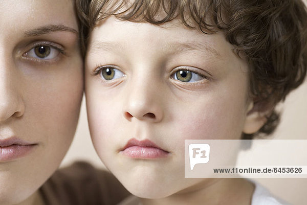 Ein kleiner Junge und seine Mutter Wange an Wange
