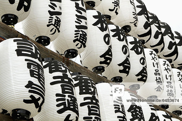 Japanische Papierlaternen in Vorbereitung auf das Festival
