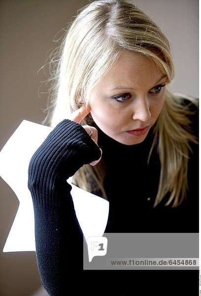 Junge Frau mit Brief