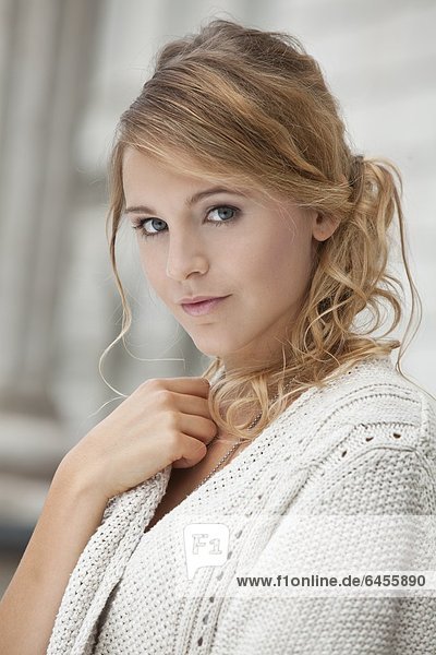 Junge blonde Frau  Portrait
