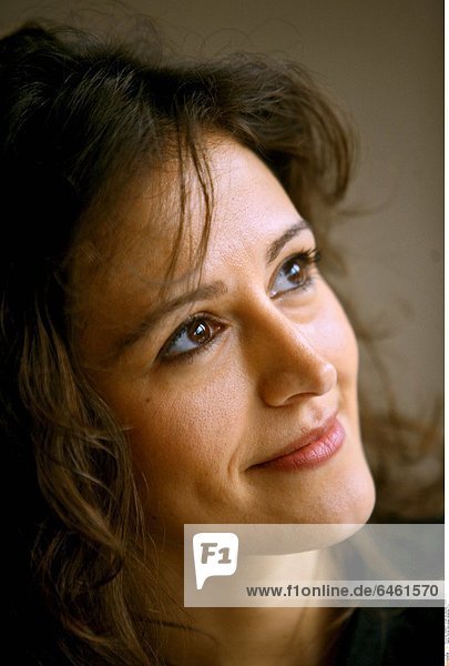 Portrait einer jungen lächelnden Frau.
