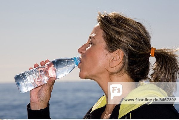 Frau mit einer Wasserflasche