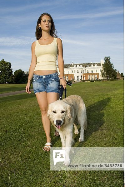 Junge Frau mit ihrem Hund