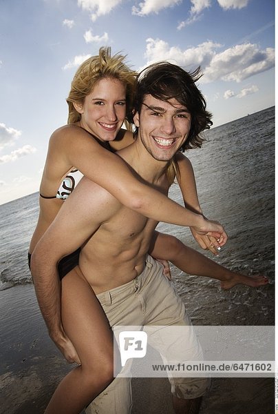 Junges Paar am Strand *** Local Caption ***