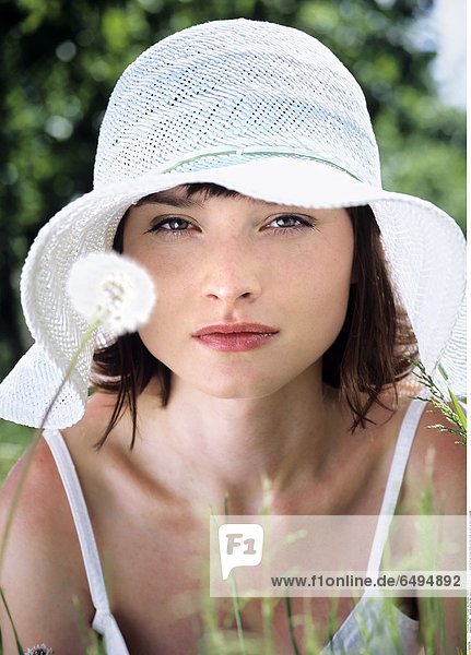 1236860 outdoor summer day people woman young 20-25 girl brunette fringe blouse white portrait close up vertical smile smiling hat