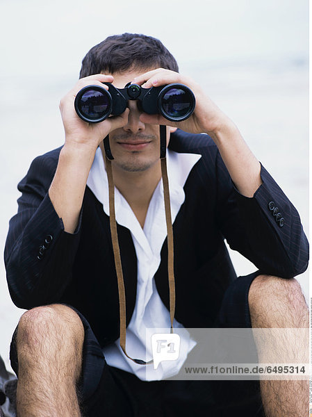 1240891 outdoor summer day people man young 25-30 dark haired sit suit black beach water sea sand close up vacation rest relax smile smiling hold hand hands lorgnette vertical look