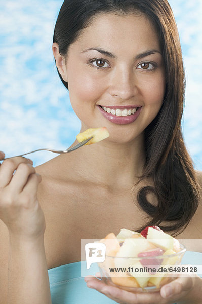 Portrait Frau Frucht Schüssel Schüsseln Schale Schalen Schälchen essen essend isst