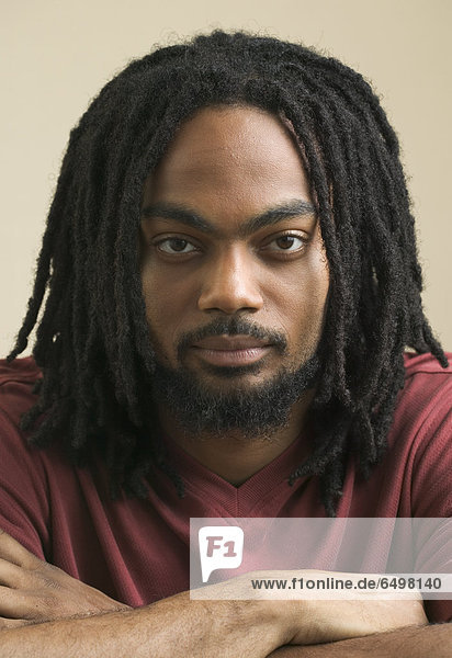 hoch oben nahe Portrait Mann Dreadlocks