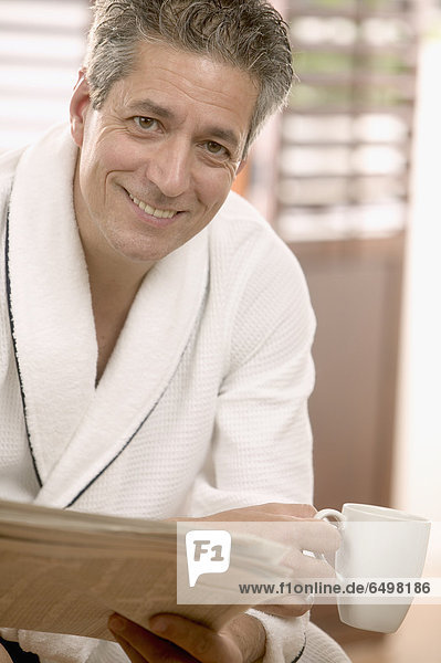Portrait  Mann  Papier  Nachthemd  Kaffee  Robe
