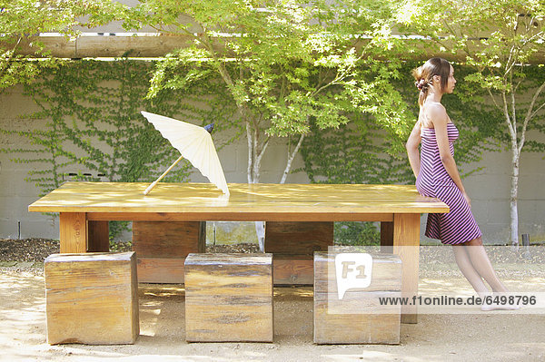 Außenaufnahme  sitzend  Frau  Tisch  freie Natur