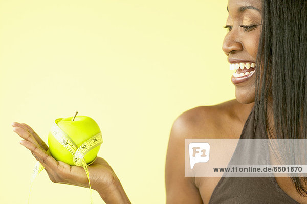 Frau halten Maß Apfel Klebeband