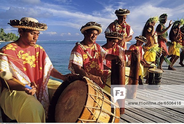 Traditionelle Musik- und Tanzgruppe in Parea auf Huahine Französisch Polynesien