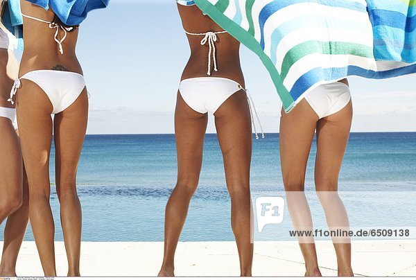 Women holidays beach © Maillard Colin/Oredia