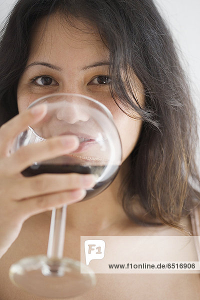 Junge Frau trinkt ein Glas Wein