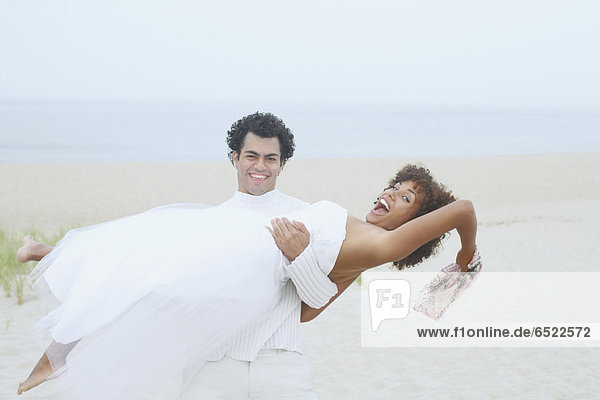 Mann Freundin Strand halten jung
